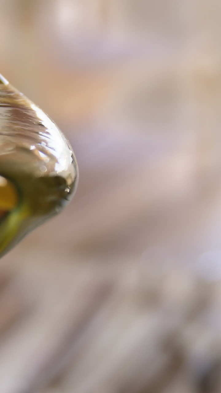 женская гончарка наливает краску в миску.