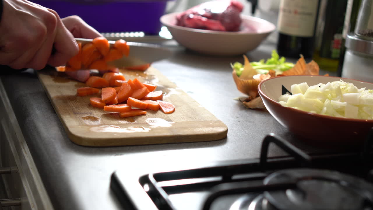 hombre chef preparando comida en el mostrador