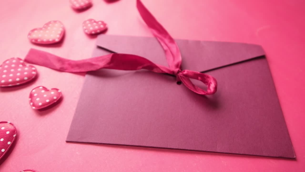 Envelopes cor-de-rosa com corações