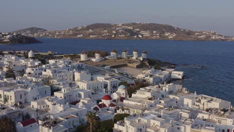 Descripción-General-De-La-Ciudad-De-Mykonos-Con-Los-Famosos-Molinos-De-Viento-Al-Fondo