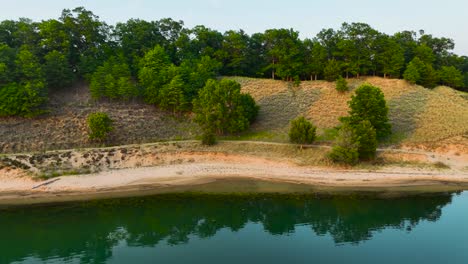 Pan-across-the-dunes-along-the-lake