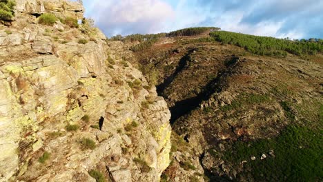 Una-Cascada-Tropical-En-Un-Cañón-De-Montaña