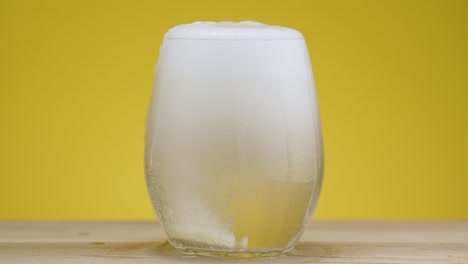 el vidrio se desborda debido a la vitamina gaseosa la tableta de aspirina se disuelve, toma de estudio