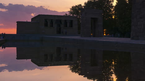 Zeitraffer-Des-Sonnenuntergangs-Im-Alten-ägyptischen-Tempel-Von-Debod-Befindet-Sich-In-Madrid,-Spanien