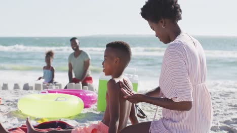 Video-Einer-Glücklichen-Afroamerikanischen-Familie,-Die-Am-Strand-Liegt-Und-Lacht