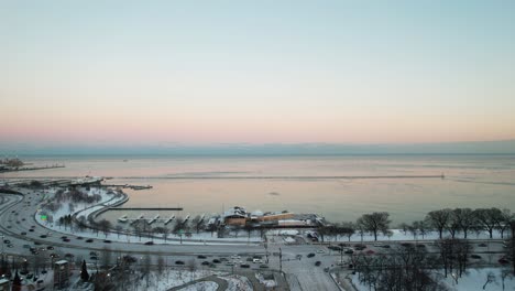 Fliegen-Entlang-Des-Lakeshore-Drive-Highway-Von-Chicago-Und-Lake-Michigan-Bei-Sonnenuntergang,-Hauptverkehrszeit