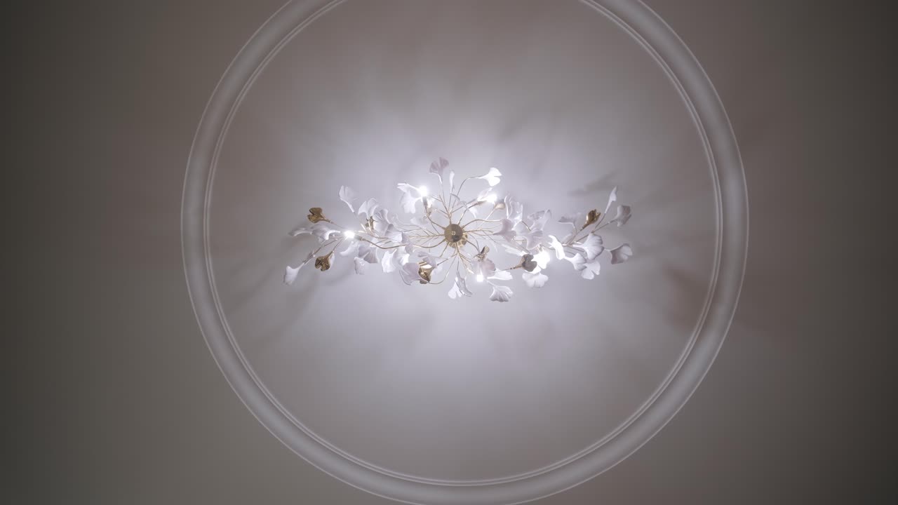 장식적인 천장 메달리온에 둘러싸인 절묘한 꽃 천장 조명 장치의 아래쪽의 전망, 정교한 공간에서 따뜻한 빛을 아