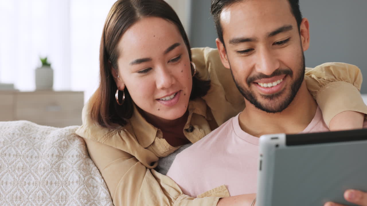タブレット、SNS、愛し合うカップル