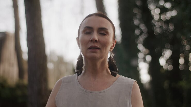 mujer meditando al aire libre