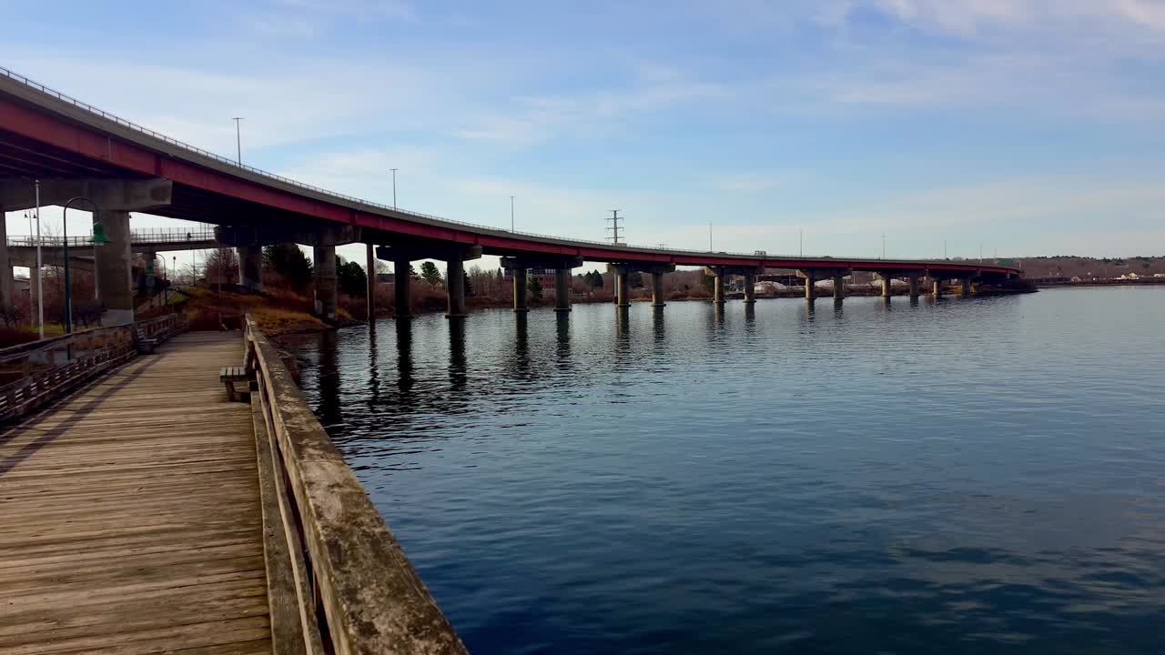 Veduta estesa del ponte di Casco Bay che mostra la rampa per il parco di South Portland, Maine.
