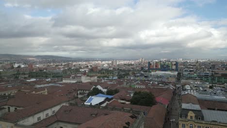 drone revelando bobota casa en el techo centro histórico de la ciudad capital colombiana