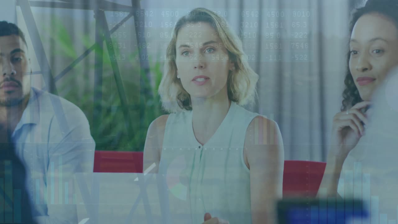 회의에서 다양한 동료들과 토론하는 백인 여성에 대한 그래프의 애니메이션