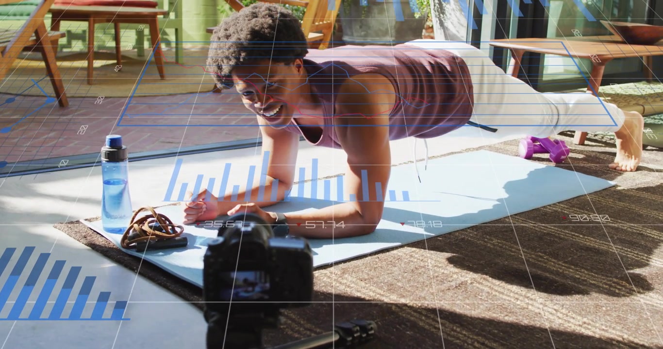 Istruttore di fitness che esegue un plank sui gomiti, telecamera che registra per un tutorial di fitness, HUD che traccia le metriche.