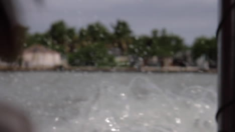 olas pasan en barco en cartagena colombia