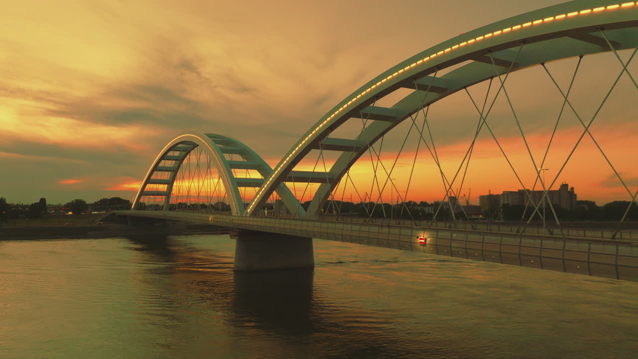 아치 다리 위 의 해 가 지는 것