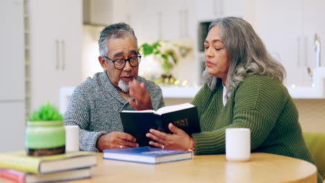 una pareja de ancianos leyendo la biblia, un libro