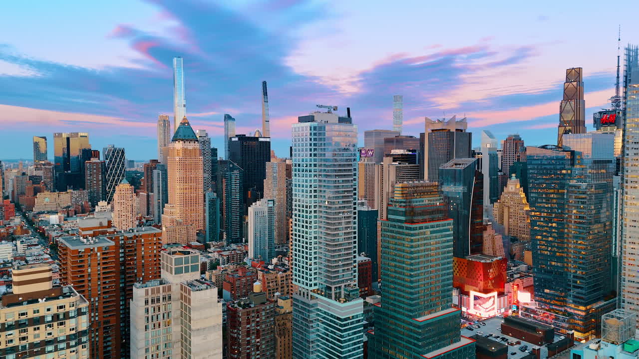 New York, USA, 8 ottobre 2025: panorama dei grattacieli di New York, USA, al crepuscolo. Splendide nuvole rosa-azzurre nel cielo sopra la città.