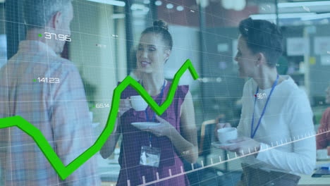 animación del procesamiento de datos financieros sobre diversas personas de negocios que trabajan en la oficina