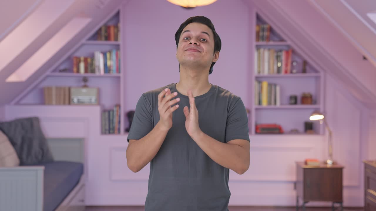 행복한 인디언이 박수를 치고 감사를 표합니다.