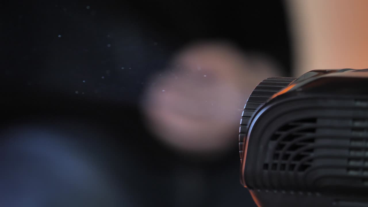 el polvo flotando en el aire iluminado por la luz del proyector, imágenes de 4k, cámara lenta.