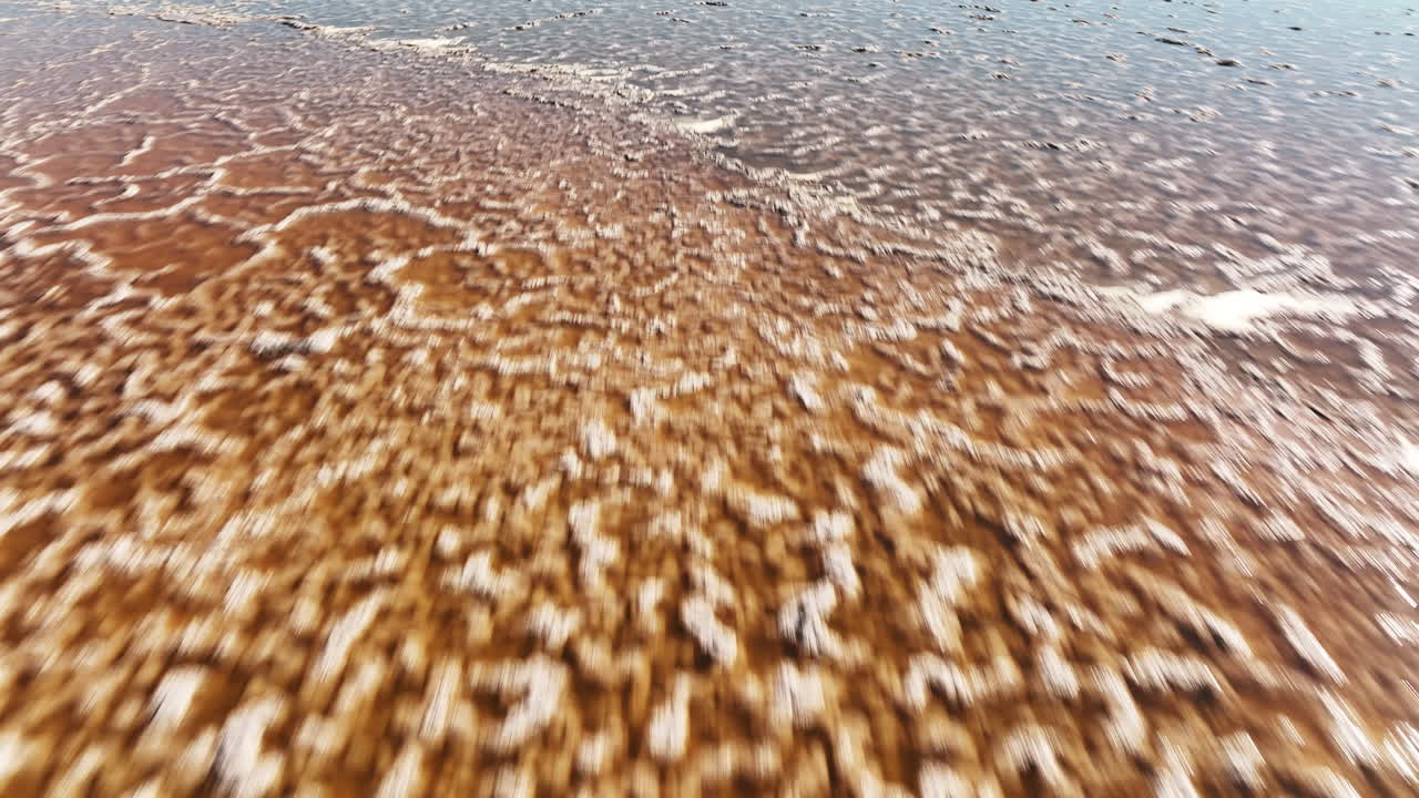 el salin du midi de aigues-mortes: un paisaje de ensueño rosado surrealista desde arriba.