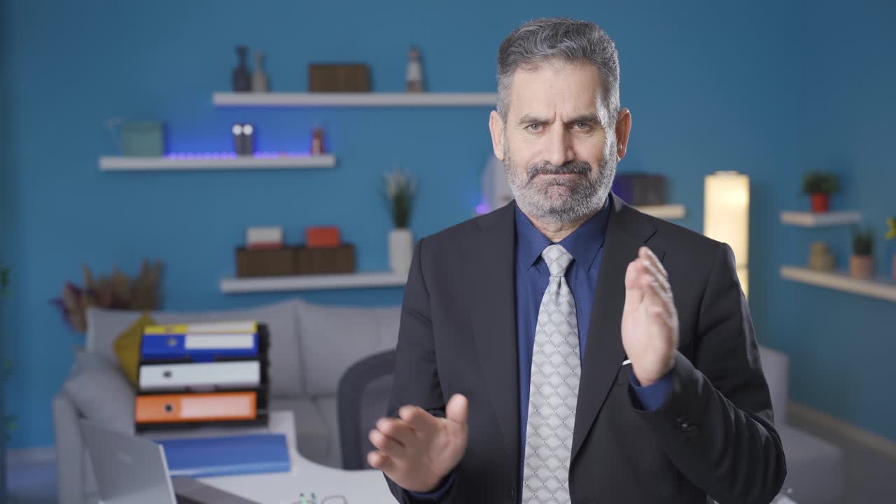 retrato de un hombre de negocios fracasado e inseguro de baja moda.