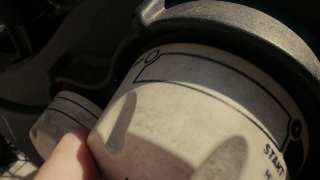 야외 그릴의 가스를 켜는 손