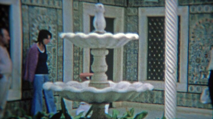 RABAT, MARRUECOS 1972: Interior con azulejos azules de una mezquita marroquí, sitio turístico.