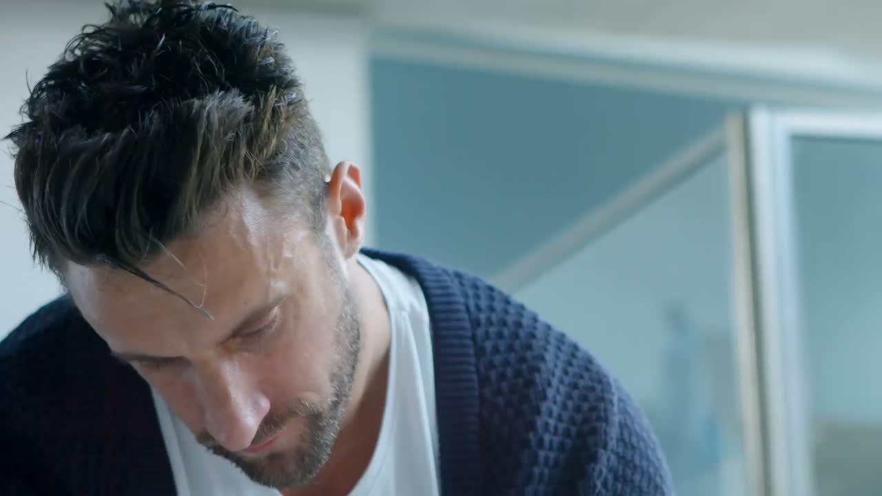 dirigente maschio che lavora in ufficio 4k