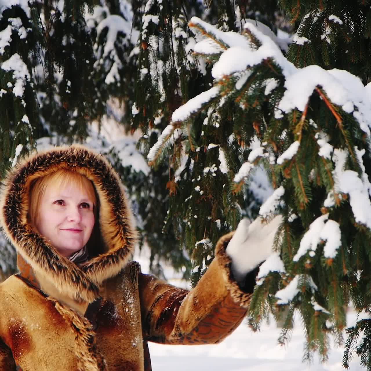 mujer sonriente camina en la escena del parque de invierno