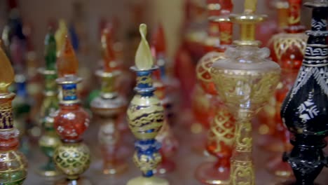 exibição de vidro em miniatura colorido com designs detalhados frascos de perfume tunisiano em uma boutique