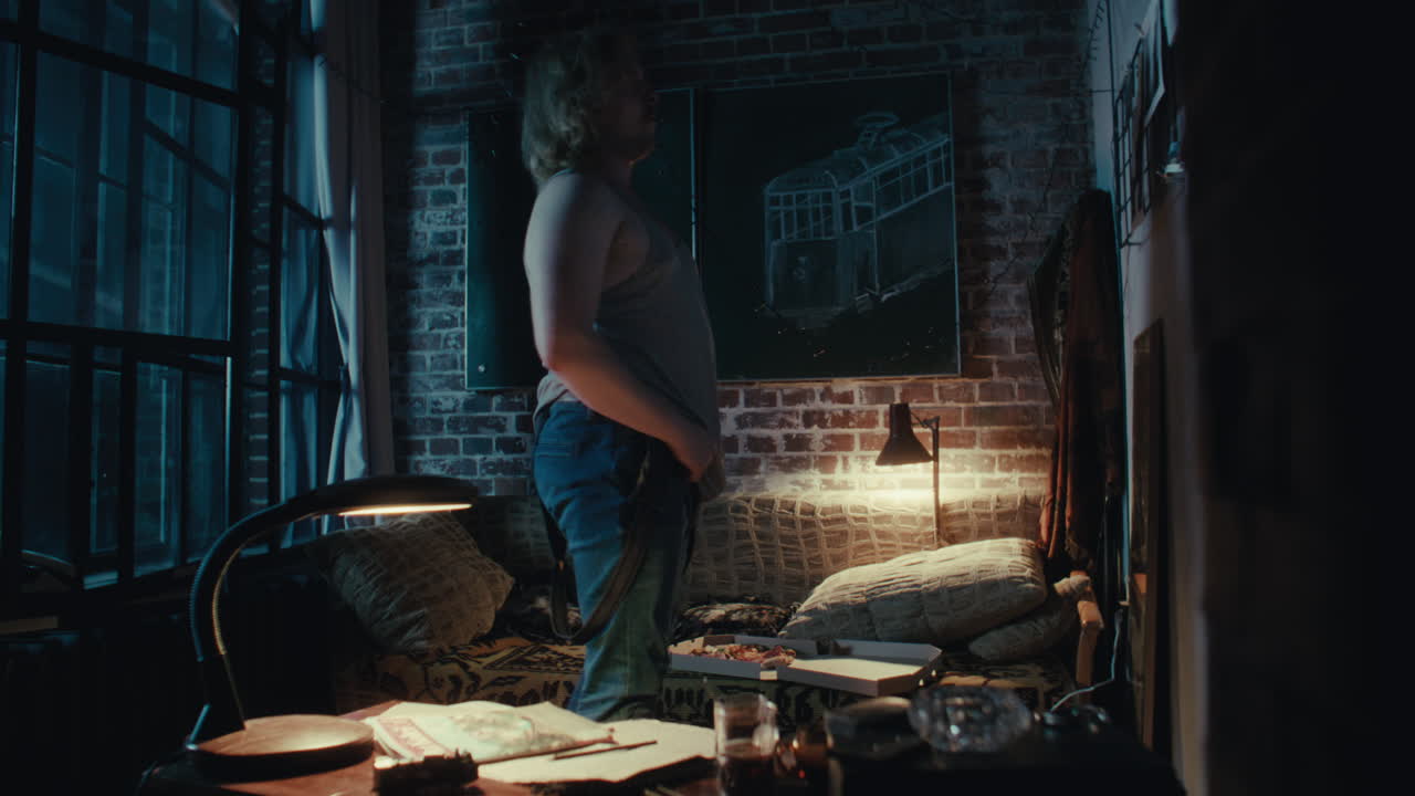 hombre en una habitación por la noche