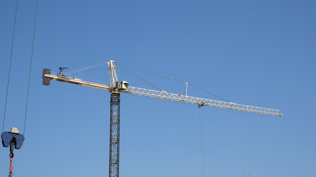 Byggekran mod en klar blå himmel