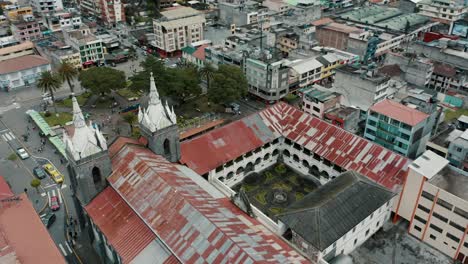 Luftaufnahme-Der-Basilika-In-Banos-De-Agua-Santa-In-Ecuador---Drohnenaufnahme