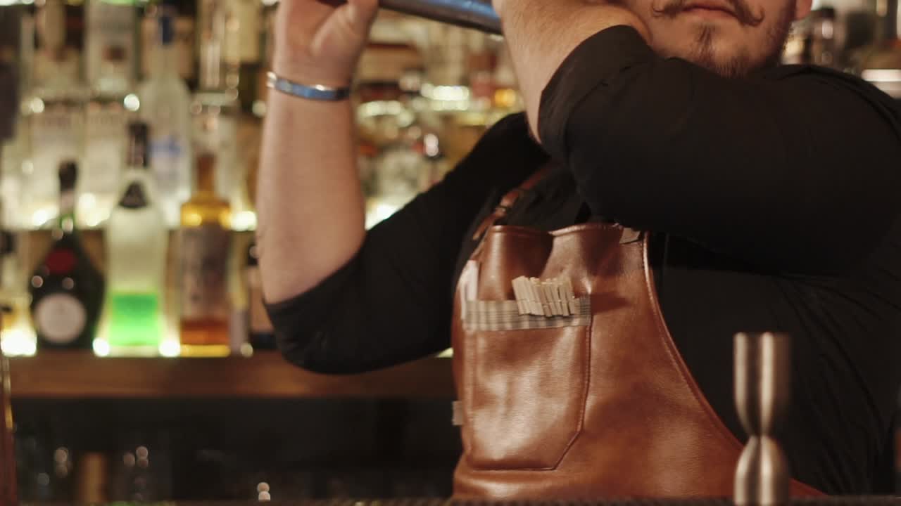 테일을 만드는 바텐더