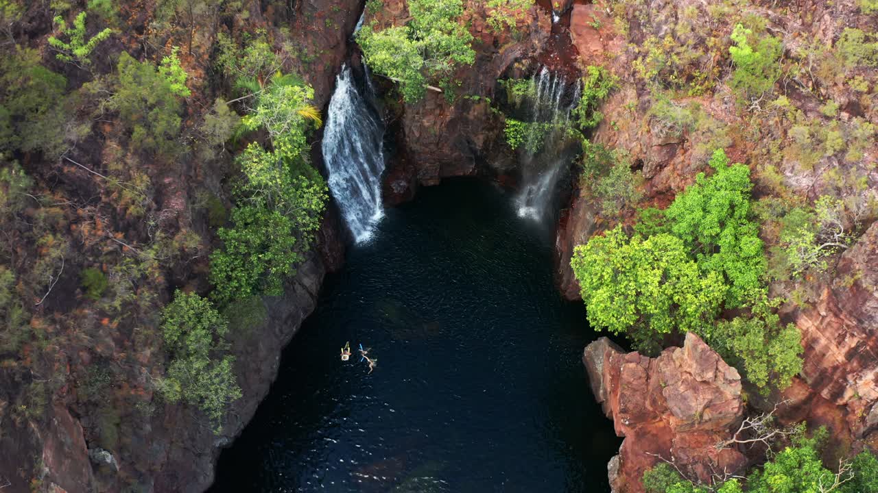 los turistas nadan en el arroyo con florence falls dentro del parque nacional litchfield en el territorio norte de australia