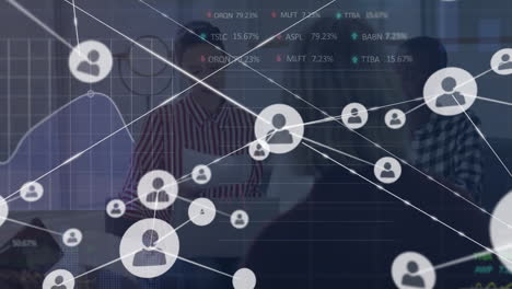 animación de la red de conexiones entre diversas personas de negocios en la oficina