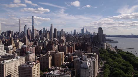 Aerial-view-overlooking-buildings-in-the-Upper-West-Side-of-Manhattan,-NYC,-USA