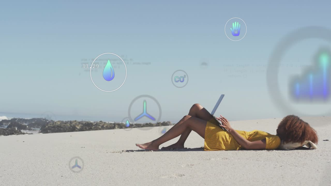 노트북으로 기후 데이터를 검토하면서 모래 언덕에 누워 있는 여성이 터빈, 물방울, 지구본 아이콘을 불러오고 있어요.