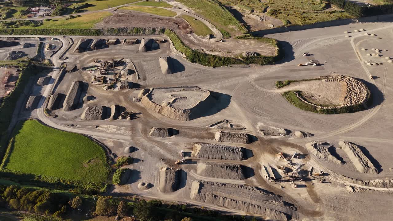 Miniera a cielo aperto con cumuli di sabbia e aggregati, macchinari industriali per materiali da costruzione a Sheffield, Nuova Zelanda. Vista aerea con drone