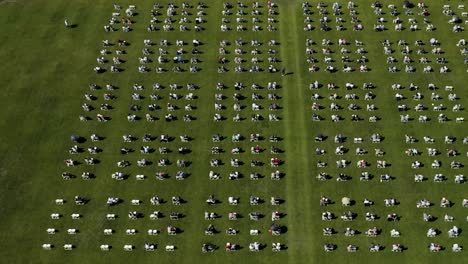 Vista-Aérea-De-Personas-Que-Asisten-A-La-Ceremonia-De-Graduación-Con-Distanciamiento-Social-Durante-La-Pandemia-En-Tacoma,-Washington,-Estados-Unidos