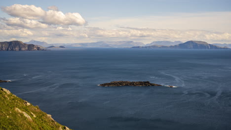 lapso de tiempo de los acantilados oceánicos en la distancia en un día soleado de verano en la isla de achill en el atlántico salvaje en irlanda