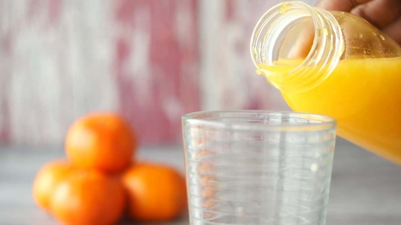 Succo d'arancia in un bicchiere con arance