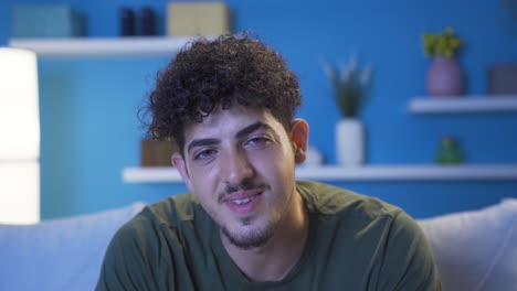 retrato en primer plano de un joven de noche en su casa.