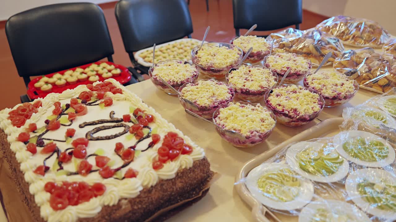 Mesa festiva, bolo de aniversário com o número 70, comida caseira mostrando uma celebração em família