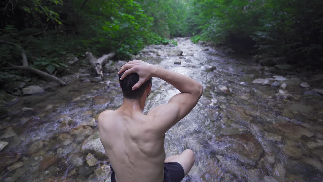 하천에 머리를 던진 사람.