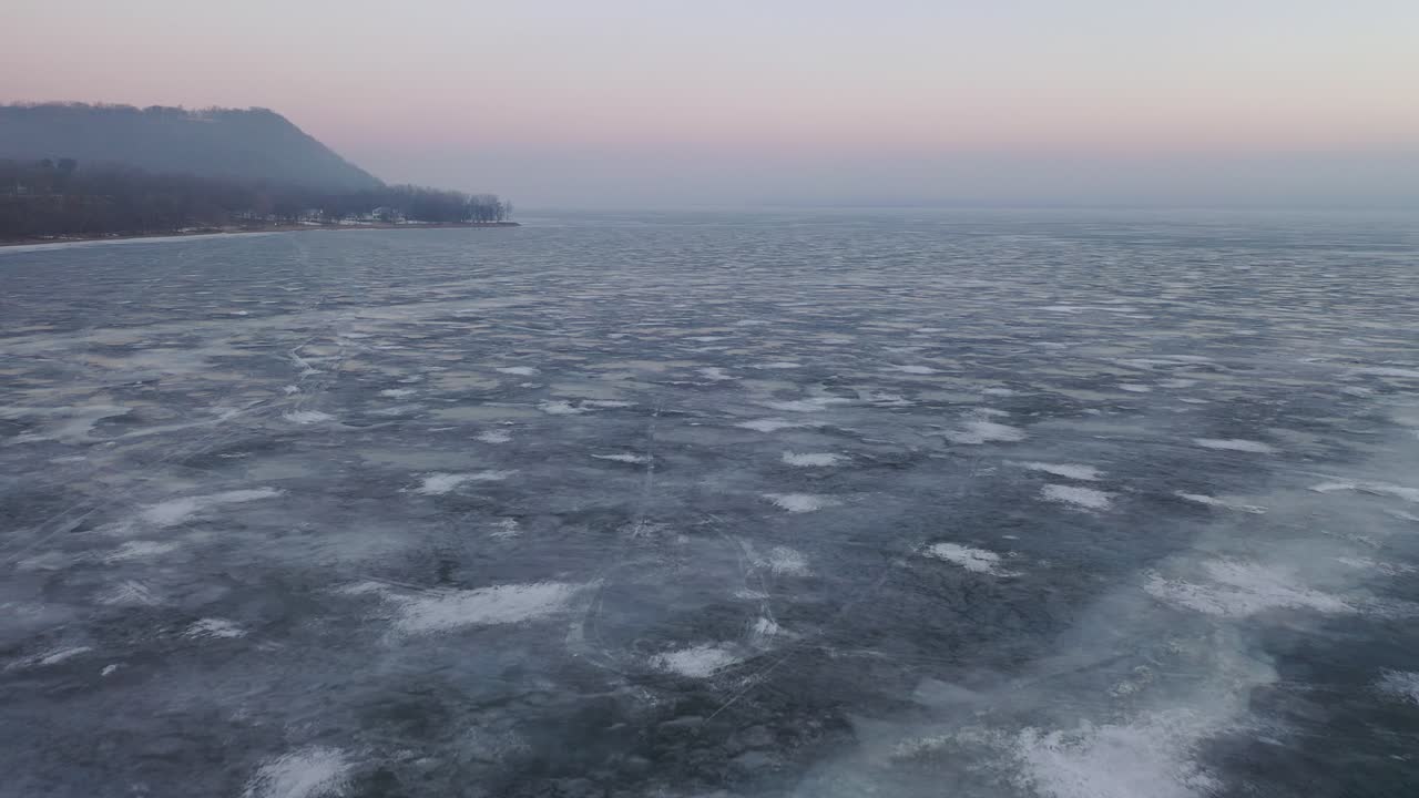 замороженное озеро с людьми, ловящими рыбу на льду.