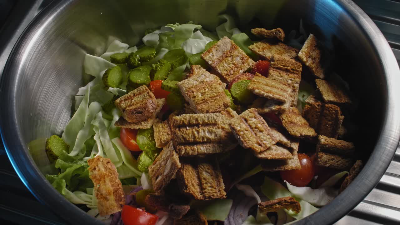 preparar una ensalada de atún saludable en un recipiente de metal