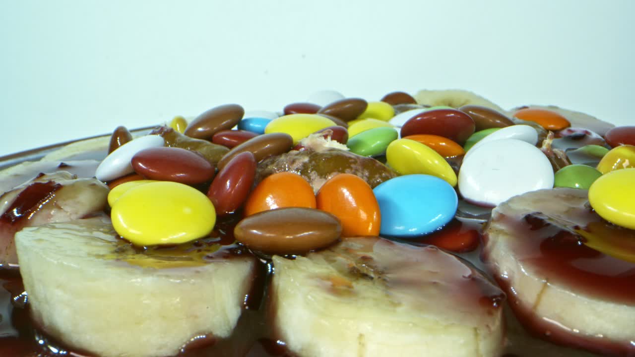 mandarina de plátano y salsa de frambuesa en crepe