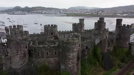 histórico castillo de conwy vista aérea de la ciudad histórica ruina muro de piedra almenas atracción turística tire hacia atrás en la órbita derecha